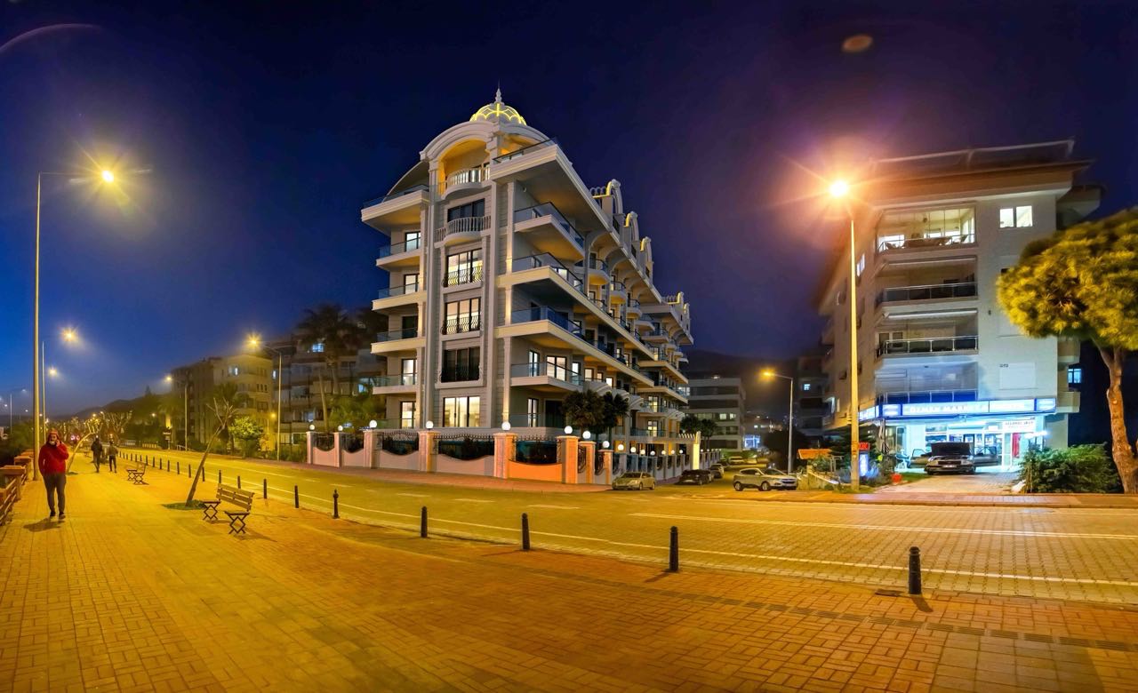 Contemporary Coastal Residence for Sale in Alanya Centrum with Extensive Facilities