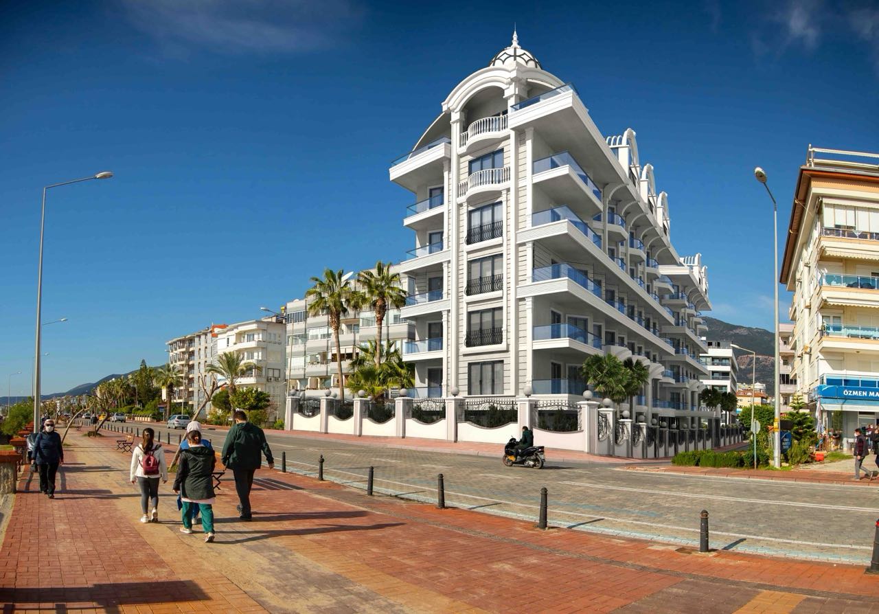 Contemporary Coastal Residence for Sale in Alanya Centrum with Extensive Facilities