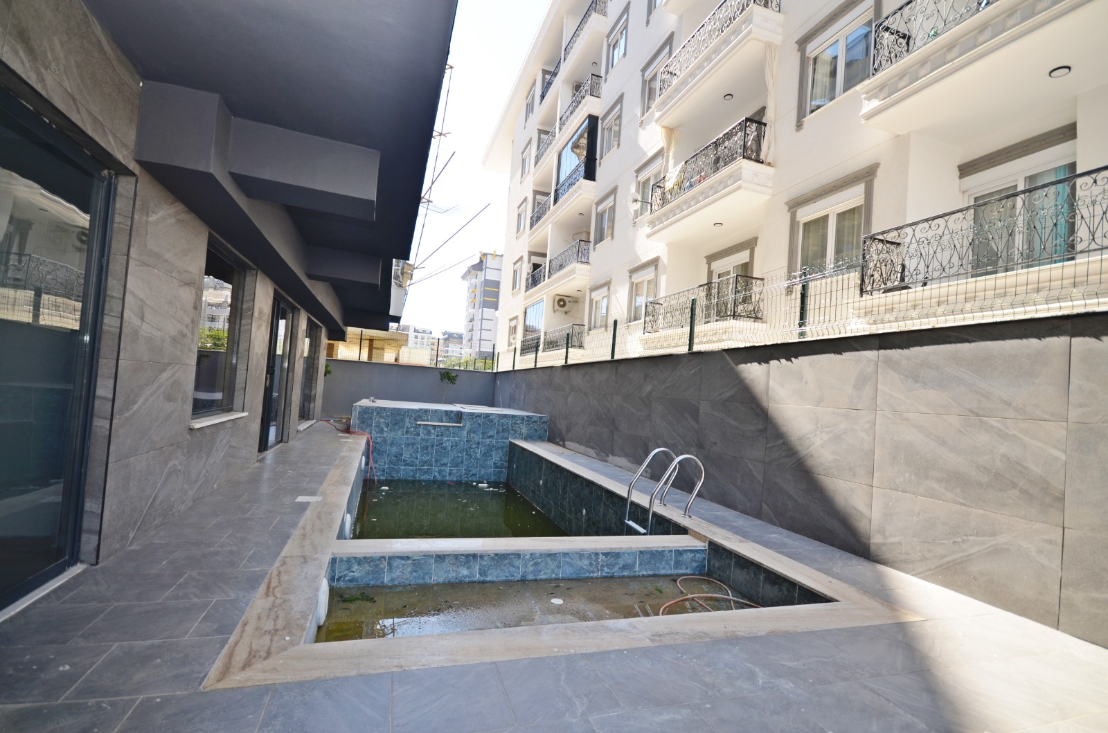 Mahmutlar Alanya'da Denize Yakın Modern 1+1 Satılık Daire