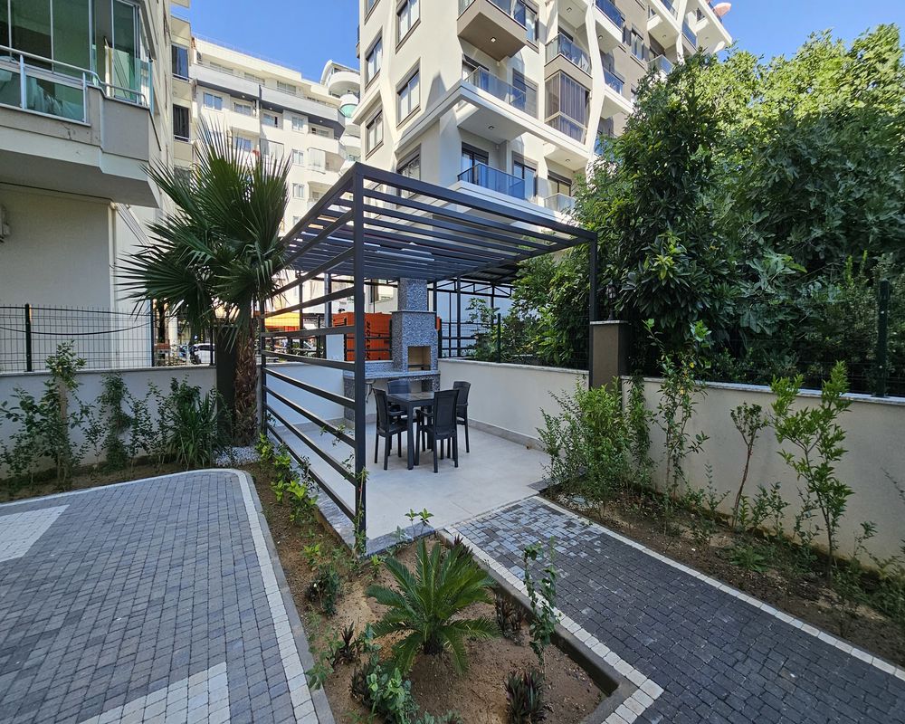 Moderni asunto myynnissä Mahmutlarissa, Alanyassa – Puutarhan ja palveluiden äärellä