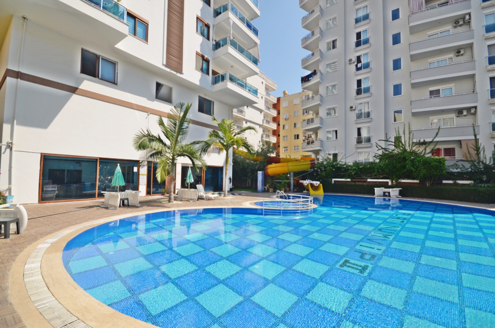 Махмутлар, Алания: жиһаздалған теңіз жағасындағы пәтер сатылады