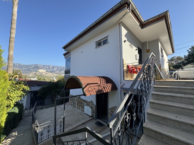 Alanya Kargıcak'ta Bahçeli ve Eşyalı Aile Villası