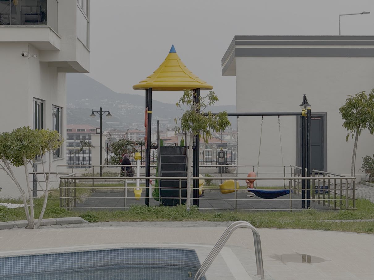 Moderni perheasunto Payallarissa – laajat mukavuudet perheille