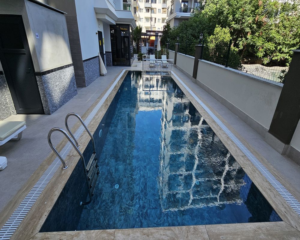 Moderni asunto myynnissä Mahmutlarissa, Alanyassa – Puutarhan ja palveluiden äärellä