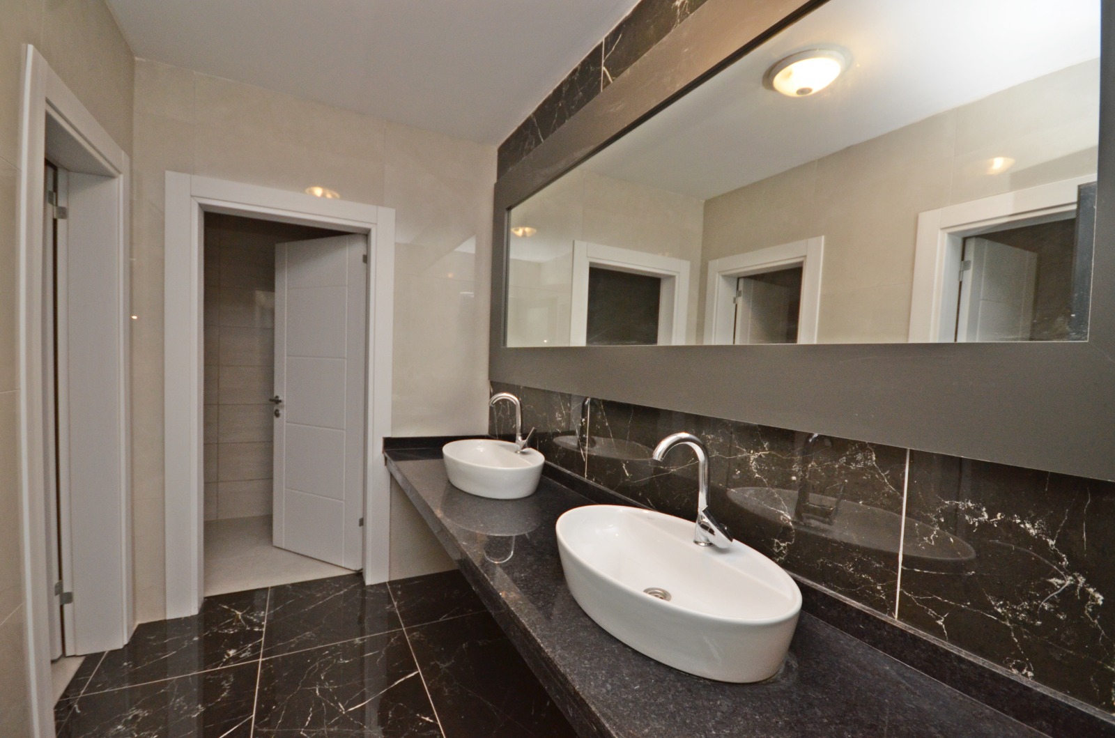 Сучасна Квартира в Паялларі, Аланія: Сімейна Резиденція з Розкішним Садом